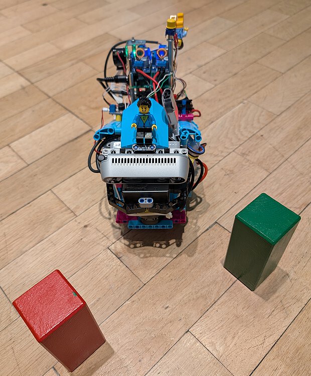 Roboter mit RGBD-Kamera unterscheidet rote und grüne Hindernisse.