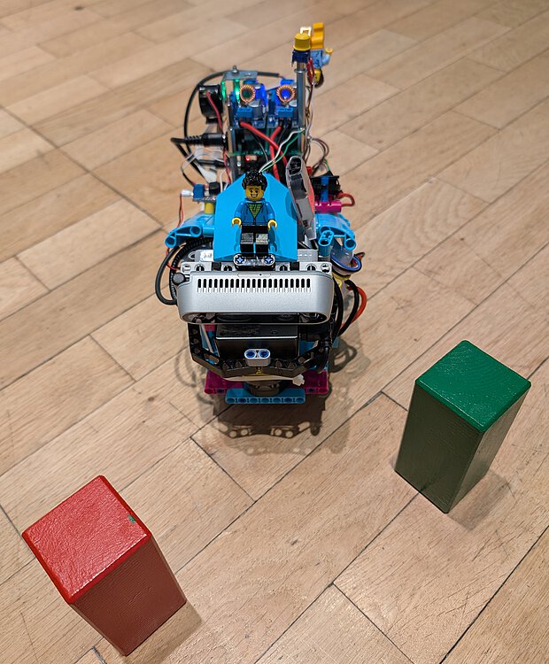 Roboter mit RGBD-Kamera unterscheidet rote und grüne Hindernisse.